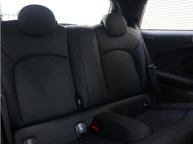 Mini COOPER 3-Deurs | Classic + Camera + Sportstoelen + Apple Carplay + Getint Glas + Climate Control + LED Koplampen + 17'' Tentacle Spoke Black