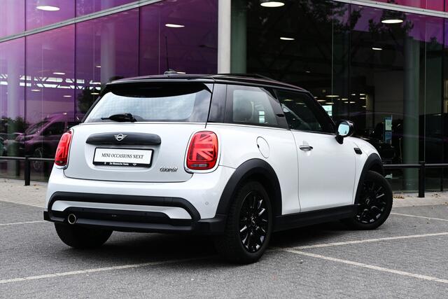 Mini COOPER Hatchback Classic Automaat / Panoramadak / Sportstoelen / Achteruitrijcamera / 16" LM Victory Spoke zwart