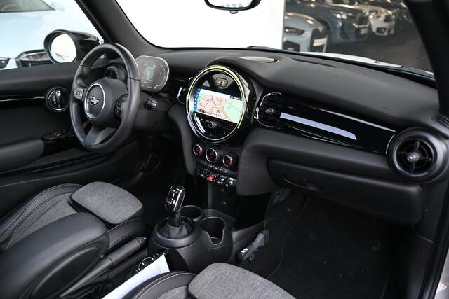 Mini COOPER Hatchback Classic Automaat / Panoramadak / Sportstoelen / Achteruitrijcamera / 16" LM Victory Spoke zwart