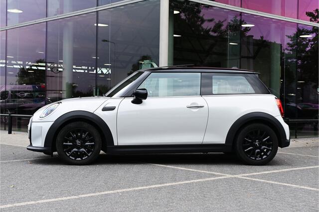Mini COOPER Hatchback Classic Automaat / Panoramadak / Sportstoelen / Achteruitrijcamera / 16" LM Victory Spoke zwart