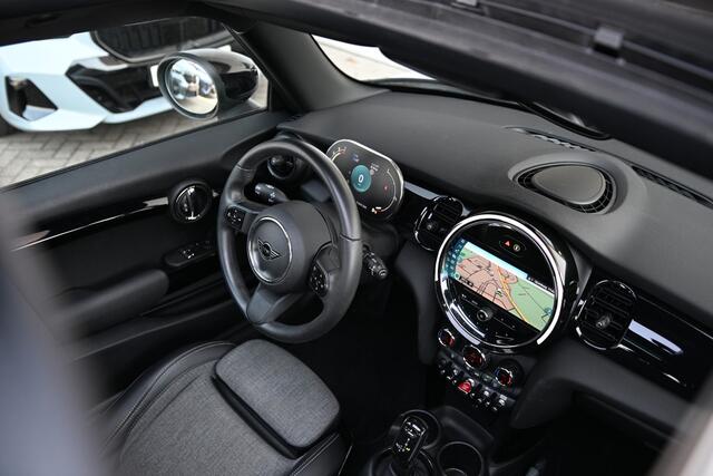 Mini COOPER Hatchback Classic Automaat / Panoramadak / Sportstoelen / Achteruitrijcamera / 16" LM Victory Spoke zwart