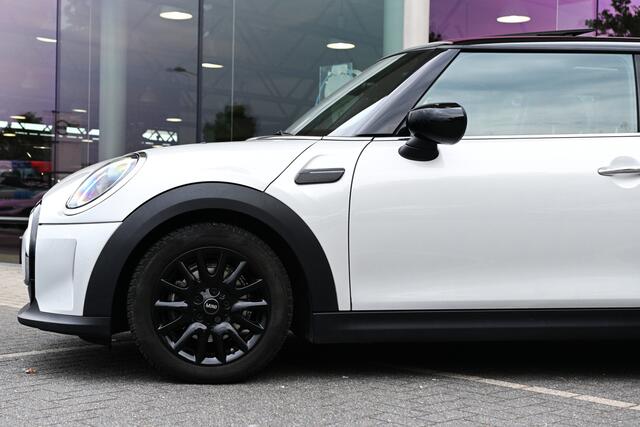 Mini COOPER Hatchback Classic Automaat / Panoramadak / Sportstoelen / Achteruitrijcamera / 16" LM Victory Spoke zwart