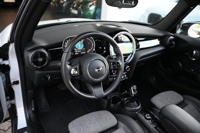 Mini COOPER Hatchback Classic Automaat / Panoramadak / Sportstoelen / Achteruitrijcamera / 16" LM Victory Spoke zwart
