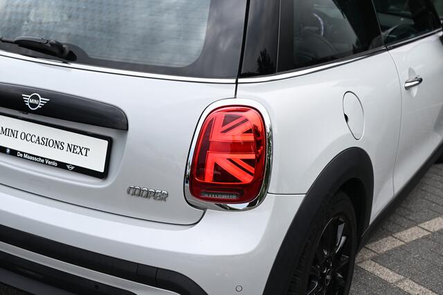 Mini COOPER Hatchback Classic Automaat / Panoramadak / Sportstoelen / Achteruitrijcamera / 16" LM Victory Spoke zwart