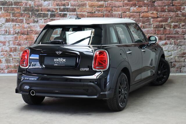 Mini COOPER Hatchback Camden Edition Automaat 5 deurs / Navigatiesysteem / DAB-Tuner / Bluetooth / Driving Assistant / LED-koplamp / Climate Control / Lichtpakket / Parkeersensoren / 16 Inch / Sfeerverlichting