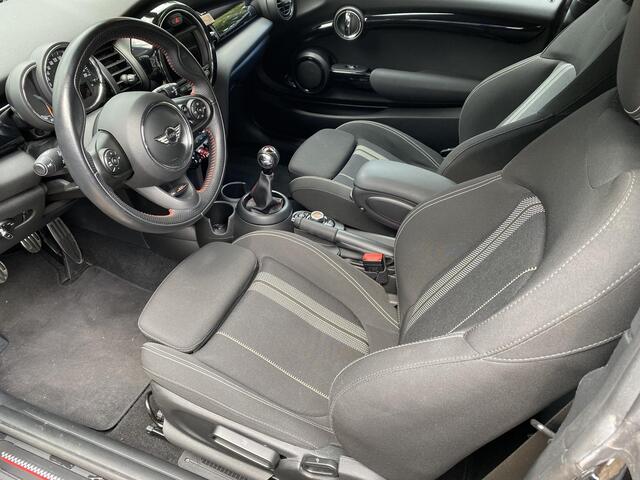 Mini COOPER 3-Deurs 1.5 Serious Business Keyless Entry / Automatsiche Airco / John Cooper Works Stuur
