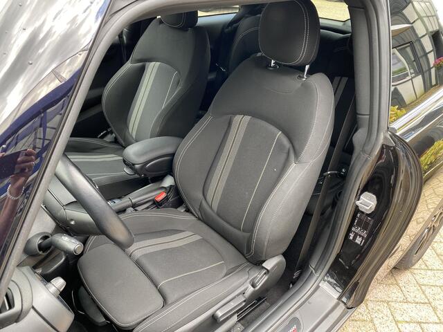 Mini COOPER 3-Deurs 1.5 Serious Business Keyless Entry / Automatsiche Airco / John Cooper Works Stuur