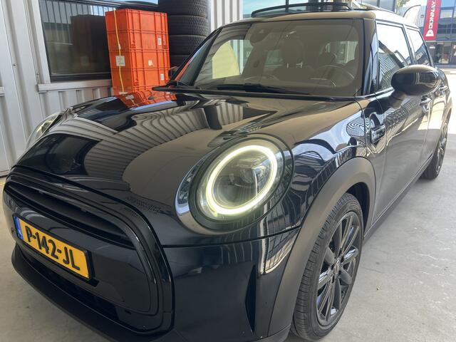 Mini COOPER 5-Deurs 1.5 Camden Plus Edition | AUTOMAAT | SCHUIF/KANTELDAK | CAMERA | CARPLAY | NAVI | CRUISE CONTROL | PDC | CLIMATE CONTROL | LMV 17'' | LED | DAB | BLUETOOTH