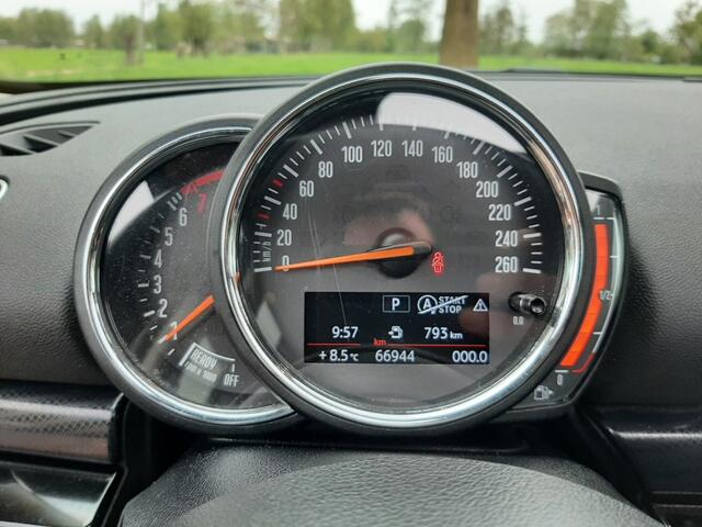 Mini COOPER Clubman 1.5 136pk Lederen-bekleding Airco Cruise-control Navigatie Bluetooth