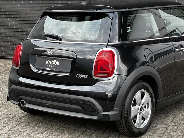 Mini COOPER Hatchback Essential Automaat 3 deurs / Navigatiesysteem / Climate Control / Parkeersensoren achter / Bluetooth / Driving Assistant / LED / Lichtpakket / DAB / Sfeerverlichting