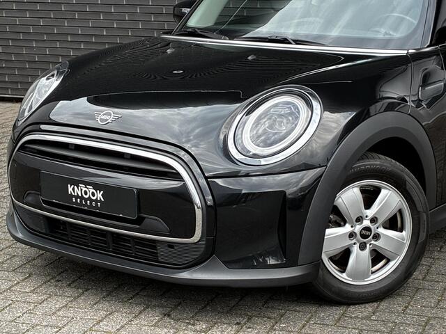 Mini COOPER Hatchback Essential Automaat 3 deurs / Navigatiesysteem / Driving Assistant / Climate Control / Parkeersensoren achter / Bluetooth / Sfeerverlichting / LED / Lichtpakket / DAB