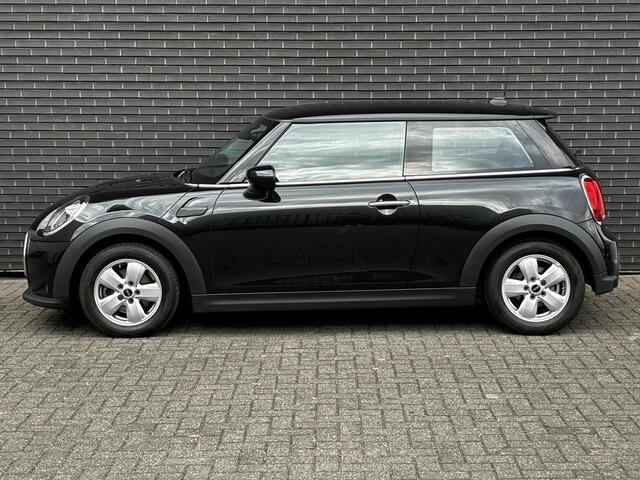 Mini COOPER Hatchback Essential Automaat 3 deurs / Navigatiesysteem / Driving Assistant / Climate Control / Parkeersensoren achter / Bluetooth / Sfeerverlichting / LED / Lichtpakket / DAB