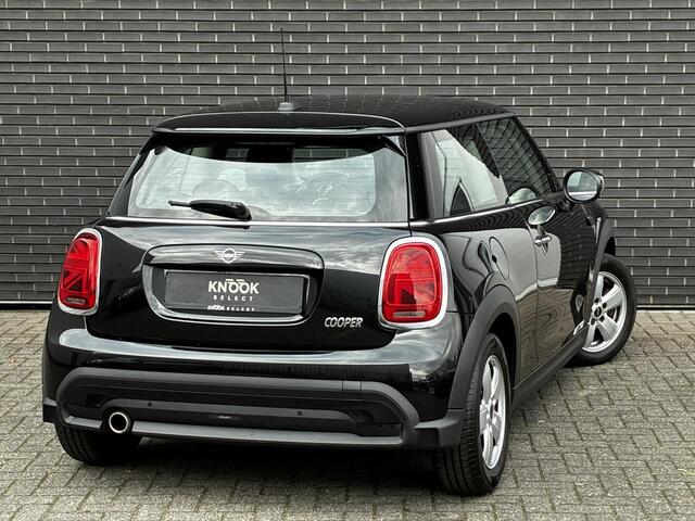 Mini COOPER Hatchback Essential Automaat 3 deurs / Navigatiesysteem / Driving Assistant / Climate Control / Parkeersensoren achter / Bluetooth / Sfeerverlichting / LED / Lichtpakket / DAB
