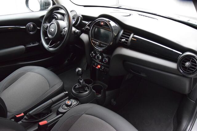 Mini COOPER 3-Deurs 1.5 136PK | Org. NL | BOVAG Garantie | DAB | LED koplampen en Achterlichten | Cruise Control | Airconditioning | Voorruitverwarming | 16'' Velgen met All Season Banden |