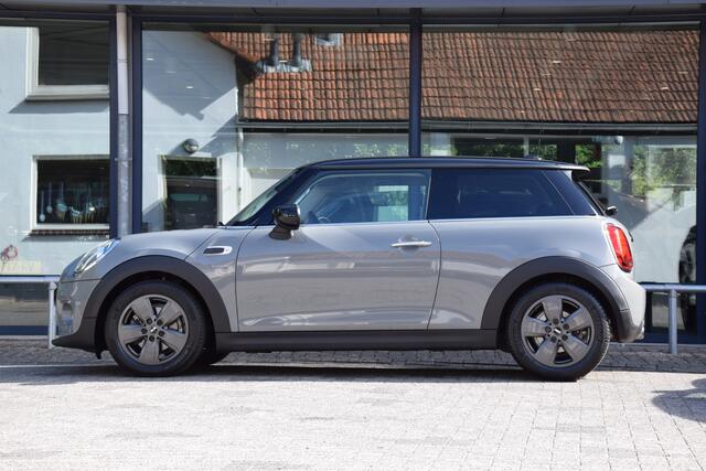 Mini COOPER 3-Deurs 1.5 136PK | Org. NL | BOVAG Garantie | DAB | LED koplampen en Achterlichten | Cruise Control | Airconditioning | Voorruitverwarming | 16'' Velgen met All Season Banden |