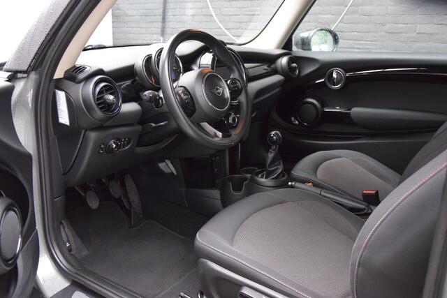 Mini COOPER 3-Deurs 1.5 136PK | Org. NL | BOVAG Garantie | DAB | LED koplampen en Achterlichten | Cruise Control | Airconditioning | Voorruitverwarming | 16'' Velgen met All Season Banden |