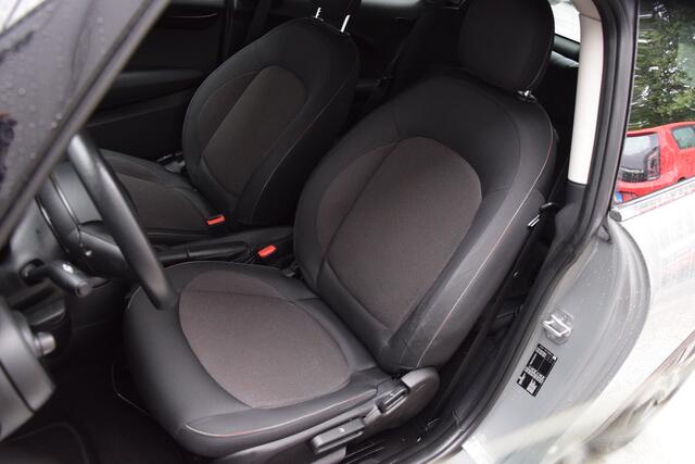 Mini COOPER 3-Deurs 1.5 136PK | Org. NL | BOVAG Garantie | DAB | LED koplampen en Achterlichten | Cruise Control | Airconditioning | Voorruitverwarming | 16'' Velgen met All Season Banden |