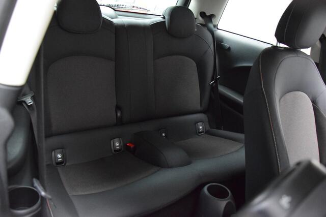 Mini COOPER 3-Deurs 1.5 136PK | Org. NL | BOVAG Garantie | DAB | LED koplampen en Achterlichten | Cruise Control | Airconditioning | Voorruitverwarming | 16'' Velgen met All Season Banden |
