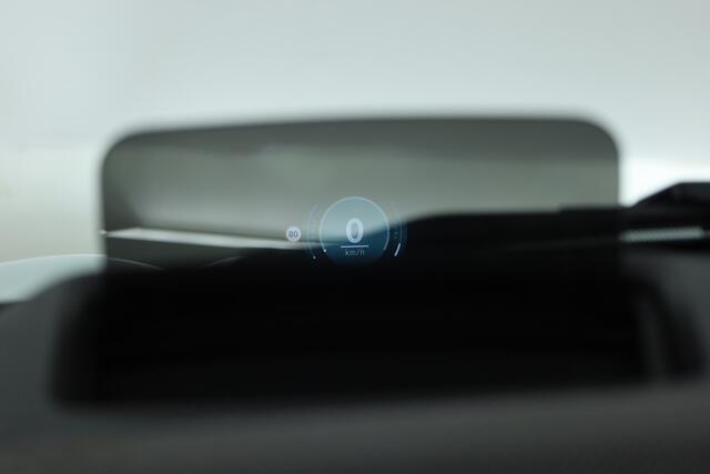 Mini COOPER 3-Deurs 1.5 C Favoured L | Pano | HUD | Harman Kardon | Stoel- Stuurverw. | 18'' | Leder | 360cam | NAV+ CarPlay