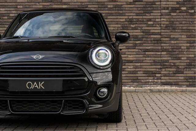 Mini COOPER 3-Deurs 1.5 Aut. Dalston Edition | JCW-Trim | Navi | Carplay | Sportstoelen | PDC | 17"LM | NL Auto | Midnight Black