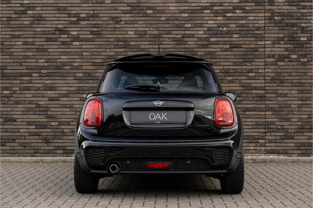 Mini COOPER 3-Deurs 1.5 Aut. Dalston Edition | JCW-Trim | Navi | Carplay | Sportstoelen | PDC | 17"LM | NL Auto | Midnight Black
