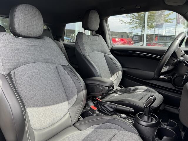 Mini COOPER 3-Deurs 1.5 Classic | DEALER ONDERHOUDEN | UNIEK DAK | STUURWIELVERWARMING |