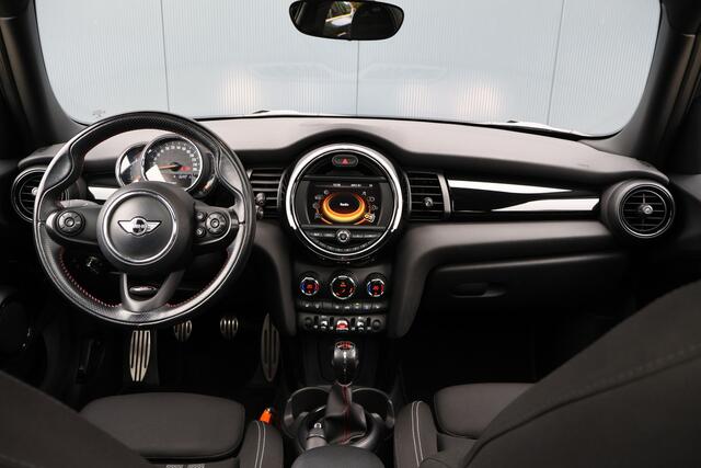 Mini COOPER 5-Deurs 1.5 Serious Business | JCW | Pano | Stoelverwarming | 18 Inch | LED | Keyless Entry | John Cooper Works pakket