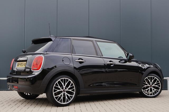 Mini COOPER 5-Deurs 1.5 Serious Business | JCW | Pano | Stoelverwarming | 18 Inch | LED | Keyless Entry | John Cooper Works pakket