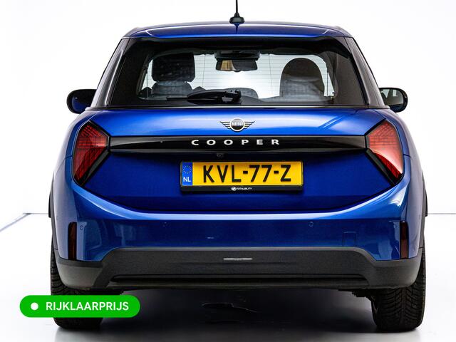 Mini COOPER 5-Deurs 1.5 C Black 5 drs. | Stoel- & Stuurverw. | Leer | Cruise | Camera | Navigatie | App. connect | 17"LMV | All season banden, Draadloze tel. lader, Led, DAB