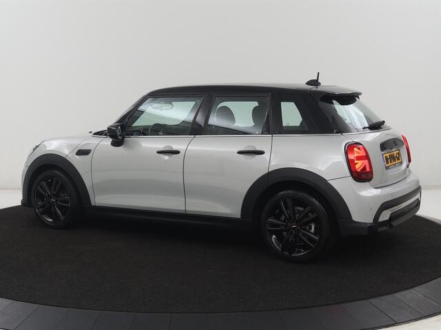 Mini COOPER 5-Deurs 1.5 Business Edition | Leder | Cruise control | Head-up | Camera | Park assist | Carplay | Climate control | 17" velgen