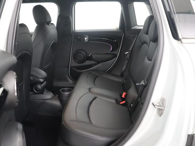 Mini COOPER 5-Deurs 1.5 Business Edition | Leder | Cruise control | Head-up | Camera | Park assist | Carplay | Climate control | 17" velgen