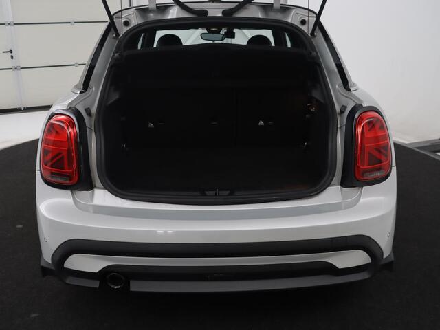 Mini COOPER 5-Deurs 1.5 Business Edition | Leder | Cruise control | Head-up | Camera | Park assist | Carplay | Climate control | 17" velgen