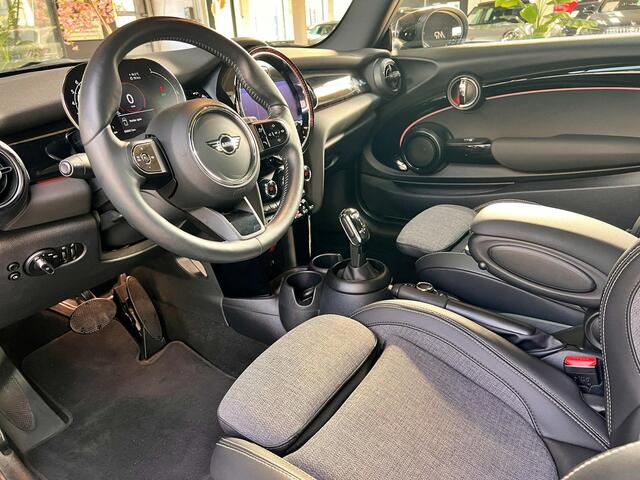 Mini COOPER 3-Deurs 1.5 Camden Edition | Panoramadak | Stuurwielverwarming | Keyless | LED | NL geleverd