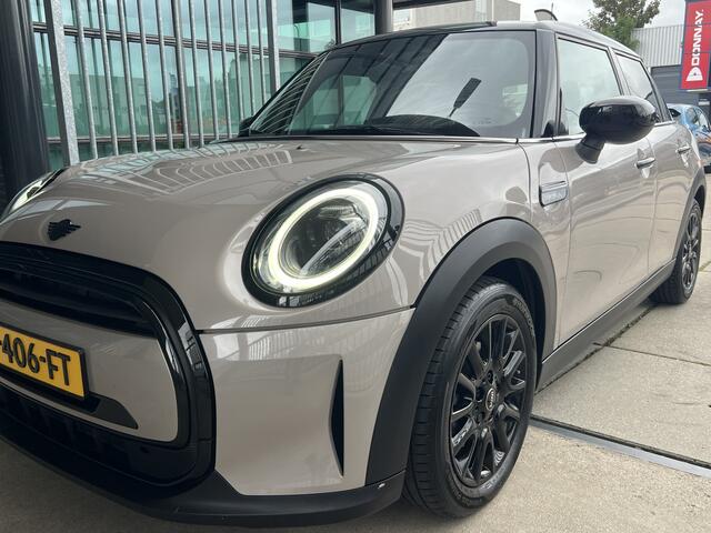 Mini COOPER 5-Deurs 1.5 Camden Edition | AUTOMAAT | CAMERA | CARPLAY | NAVI | CRUISE CONTROL | STOEL/STUURVERWARMING | PDC | CLIMATE CONTROL | LMV 16'' | KEYLESS | LED | DAB | BLUETOOTH