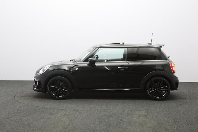 Mini COOPER 3-Deurs 1.5 136 PK Automaat John Cooper Works, Panoramadak, Stoelverwarming, Cruise Control