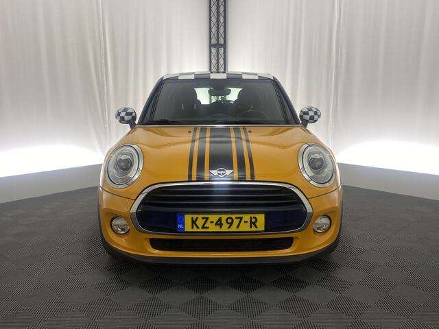 Mini COOPER 5-Deurs 1.5 Chili Serious Business | Bluetooth | Cruise Control | Climate Control |