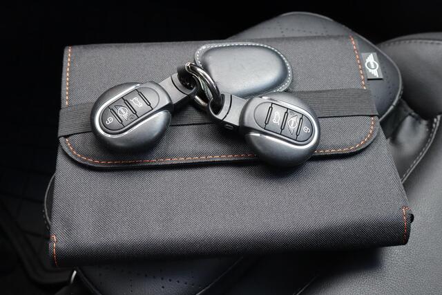 Mini COOPER CLUBMAN Mini 2.0 S Chili Serious Business Panoramadak, Schuif- kanteldak, Stoelverwarming, Navigatie, JCW interieur, Apple Carplay