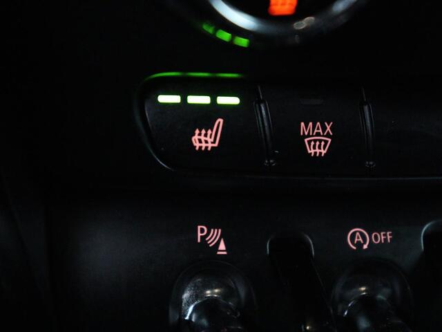 Mini COOPER CLUBMAN 1.5 Chili Serious Business | Stoelverwarming | Trekhaak | Full LED | Park Assist | Sportstoelen | Navigatie | Climate control | Half leder | Bluetooth | Cruise control