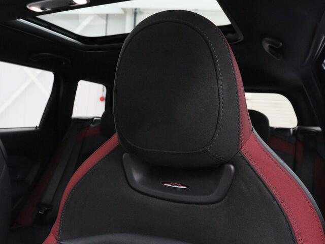 Mini COOPER CLUBMAN 2.0 John Works ALL4 Chili Panoramadak | Head-up | Navigatie | Cruise control | Carplay | Climate control | Achteruitrij camera | Stoelverwarming | DAB radio