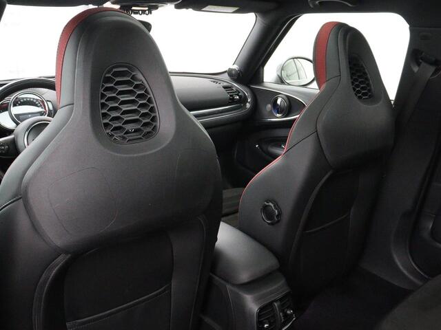 Mini COOPER CLUBMAN 2.0 John Works ALL4 Chili Panoramadak | Head-up | Navigatie | Cruise control | Carplay | Climate control | Achteruitrij camera | Stoelverwarming | DAB radio