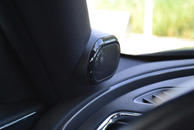 Mini COOPER CLUBMAN 1.5 Chili Serious | Led | Sportstoel | Harman Kardon | Navi | Keyless Entry | 18 inch. Dealer onderhouden!