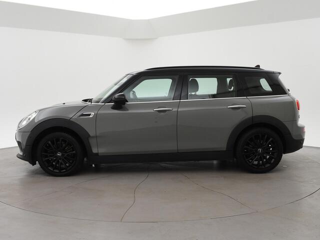 Mini COOPER CLUBMAN 1.5 136 PK MOONWALK GREY + ZWART DAK | 17 INCH ZWARTE VELGEN | LED | NAVIGATIE