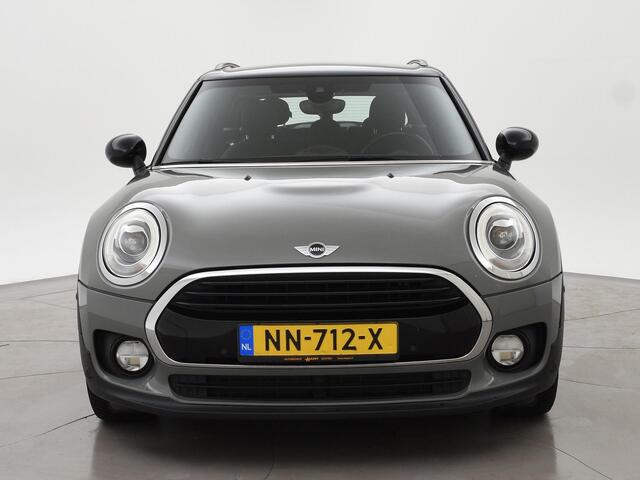 Mini COOPER CLUBMAN 1.5 136 PK MOONWALK GREY + ZWART DAK | 17 INCH ZWARTE VELGEN | LED | NAVIGATIE