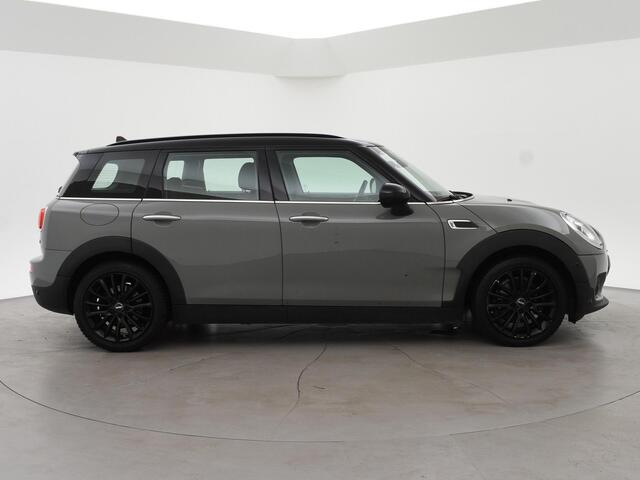 Mini COOPER CLUBMAN 1.5 136 PK MOONWALK GREY + ZWART DAK | 17 INCH ZWARTE VELGEN | LED | NAVIGATIE