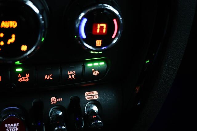 Mini COOPER CLUBMAN 1.5 Business Edition | HALF LEDER | STOELVERWARMING | APPLE | DRAADLOZE LADER | TREKHAAK | 18"
