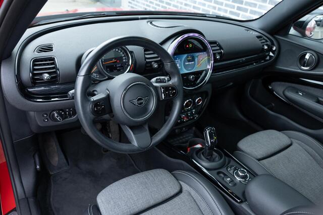 Mini COOPER CLUBMAN 1.5 Business Edition | Trekhaak Afneembaar | Panoramadak | Two-Tone | Parkeersensoren | Sportstoelen | Privacy Glas | LED Koplampen | Climate Controle | Cruise Control | Lichtmetalen Velgen 17 inch | Navigatie | Apple Carplay | Android Auto