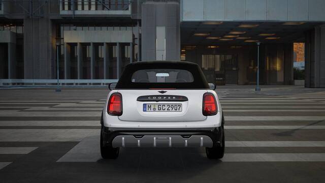 Mini COOPER S Cabrio Automaat / JCW / Pakket XL / 18" JCW Lap Spoke 2-tone