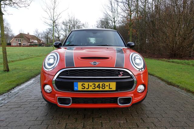 Mini COOPER S Mini 2.0 Chili | John Cooper Works Edition | NL Auto | LED | Stoelverwarming | Camera | Sfeerverlichting | Keyless |