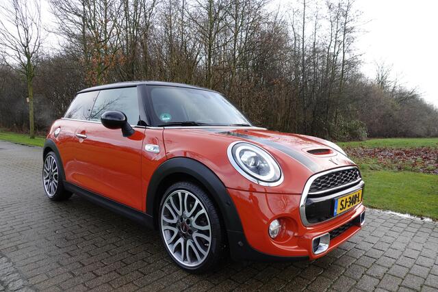 Mini COOPER S Mini 2.0 Chili | John Cooper Works Edition | NL Auto | LED | Stoelverwarming | Camera | Sfeerverlichting | Keyless |
