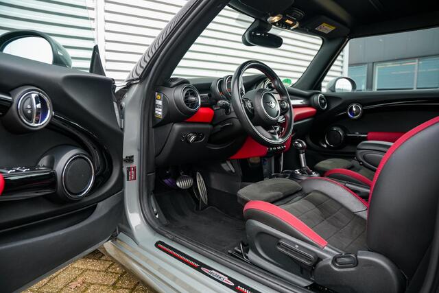Mini COOPER S Cabrio 2.0 Chili JCW Xenon Leer Alcantara Navigatie Cruise PDC Stoelverw.